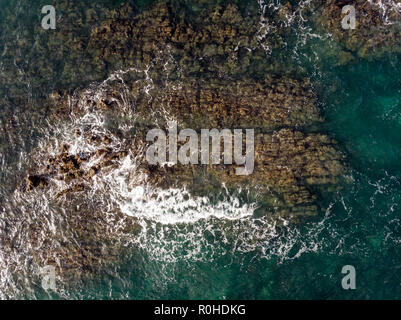 Drone vista del rock in oceano Atlantico. Foto Stock