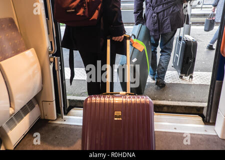 Passeggeri,viaggiatori,getting,off,ter,alta velocità,treni,a,centro,d,Toulouse,città,Haute-Garonne,sud,d,Francia,Occitanie,francese,l'Europa,europeo, Foto Stock