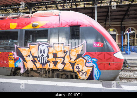 Graffiti,coperto,ter,alta velocità,treni,a,,Toulouse Matabiau, in,centro,d,Toulouse,città,Haute-Garonne,sud,d,Francia,Occitanie,francese,l'Europa,europeo, Foto Stock