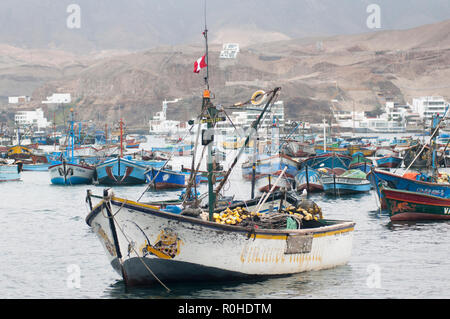 Lima, Barche in tradizionale fisher porto di Pucusana. Foto Stock