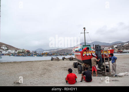 Lima, Barche in tradizionale fisher porto di Pucusana. Foto Stock