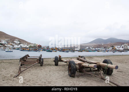 Lima, Barche in tradizionale fisher porto di Pucusana. Foto Stock