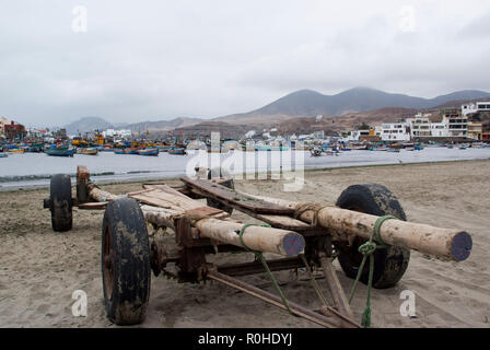 Lima, Barche in tradizionale fisher porto di Pucusana. Foto Stock