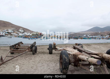 Lima, Barche in tradizionale fisher porto di Pucusana. Foto Stock