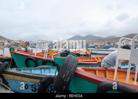 Lima, Barche in tradizionale fisher porto di Pucusana. Foto Stock