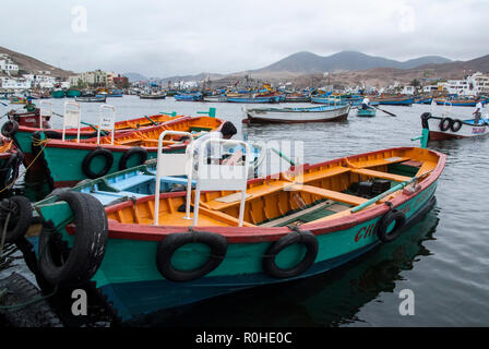 Lima, Barche in tradizionale fisher porto di Pucusana. Foto Stock