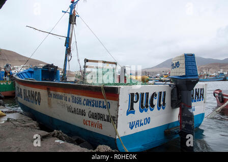 Lima, Barche in tradizionale fisher porto di Pucusana. Foto Stock