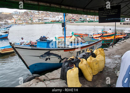 Lima, Barche in tradizionale fisher porto di Pucusana. Foto Stock