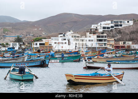 Lima, Barche in tradizionale fisher porto di Pucusana. Foto Stock