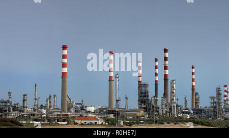 Parte di una grande raffineria di petrolio vicino alla costa Foto Stock