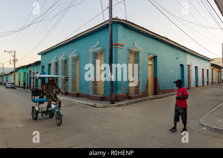 Noleggio taxi all incrocio in Trinidad, Cuba Foto Stock