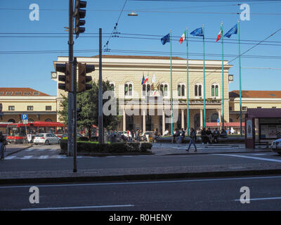 BOLOGNA, Italia - CIRCA NEL SETTEMBRE 2018: la stazione ferroviaria di Bologna Foto Stock