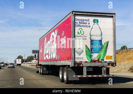 Ottobre 27, 2018 Fremont / CA / STATI UNITI D'AMERICA - Coca Cola carrello guida in autostrada a est di San Francisco Bay Area; Coca Cola logo stampato sul lato e da Foto Stock