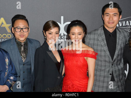 Los Angeles, Stati Uniti d'America. 04 Nov, 2018. LOS ANGELES, CA. 04 novembre 2018: Nico Santos, Michelle Yeoh, Costanza Wu e Henry Golding al ventiduesimo annuale di Hollywood Film Awards presso il Beverly Hilton Hotel. Credito Foto: Paul Smith/Alamy Live News Foto Stock