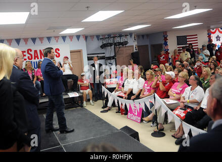 South Daytona Beach, Stati Uniti. 04 Nov, 2018. 4 novembre 2018 - South Daytona Beach, Florida, Stati Uniti - Florida GOP gubernatorial nominee Ron DeSantis sostenitori indirizzi a una campagna rally il 4 novembre 2018 presso la contea di Volusia repubblicano Comitato Esecutivo ufficio della sede centrale in South Daytona Beach, Florida. Con l'elezione di due giorni di distanza, DeSantis è bloccato in una tenuta di gara con il suo avversario democratico, Tallahassee sindaco Andrea Gillum. Credito: Paul Hennessy/Alamy Live News Foto Stock