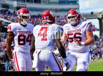 Oklahoma Sooners running back Trey sermone (4) precipita per un touchdown come egli celebra con Oklahoma Sooners wide receiver Lee Morris (84) e Oklahoma Sooners offensive lineman Creed Humphrey (56) durante l'Oklahoma Sooners in corrispondenza della TCU cornuto rane in un NCAA Football gioco al Amon G. Carter Stadium, Fort Worth Texas. 10/20/18.Manny Flores/Cal Sport Media. Foto Stock