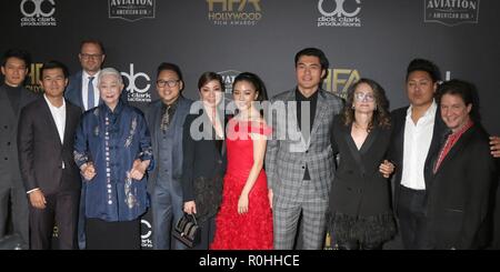 Beverly Hills, CA. 4 Novembre, 2018. Harry Shum Jr, Ronny Chieng, Bradford Simpson Lisa Lu, Nico Santos, Michelle Yeoh, Costanza Wu, Henry Golding, Nina Jacobson, Jon Chu M, John Penotti presso gli arrivi per la XXII edizione Hollywood Film Awards, il Beverly Hilton di Beverly Hills, CA 4 novembre 2018. Credito: Priscilla concedere/Everett raccolta/Alamy Live News Foto Stock