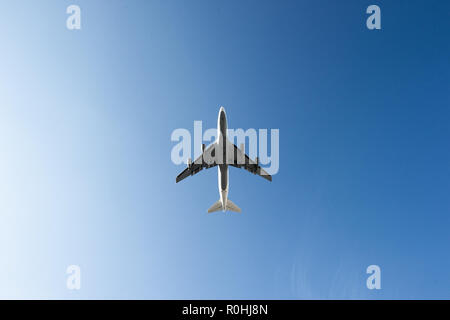 03 novembre 2018, Assia, Frankfurt/Main: un passeggero aereo è in una salita poco dopo il decollo dall'aeroporto di Francoforte. Foto: Sila Stein/dpa Foto Stock