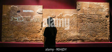 Londra, Regno Unito. 5 Novembre, 2018. Il British Museum. Un membro del personale guarda 'Battaglia di Til-Tuba' mostra presso il British Museum è sull antico Iraq nel VII secolo a.c. quando divenne Ashurbanipal la persona più potente sulla terra. Dalla sua capitale a Ninive, egli dominava un vasto e diversificato impero, sagomando la vita dei popoli dalle sponde del Mediterraneo orientale delle montagne dell'Iran occidentale. Credito: Dinendra Haria/Alamy Live News Foto Stock