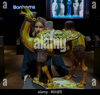 Londra, Regno Unito. 5 Novembre, 2018. Arte Asiatica photocall settimana avviene a Bonhams New Bond Street, Londra. Sul display è un magnifico e grande sancai vetri scultura di un cammello Bactrian: Dinastia Tang (618-907), stimato a £ 300,000-400,000.L'anteprima è per ammenda Bonhams giapponese, raffinato ristorante cinese e la Ollivier raccolta dei primi arte cinese: Un viaggio attraverso il tempo le vendite che avrà luogo il 8 novembre 2018. Credito: Keith Larby/Alamy Live News Foto Stock