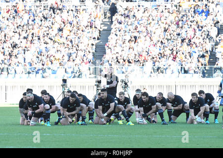 I giocatori di Nuova Zelanda eseguire un haka durante il 2018 Bledisloe Rugby test match tra la Nuova Zelanda e l'Australia al Nissan Stadium di Yokohama Kanagawa, Giappone il 27 ottobre 2018. (Foto di AFLO) Foto Stock