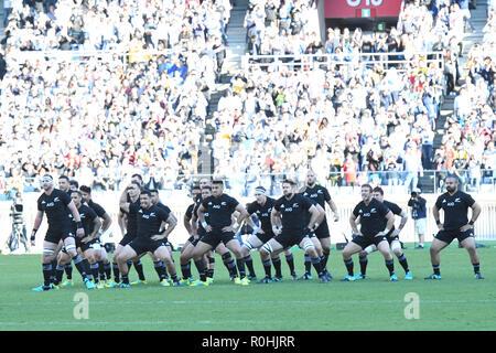 I giocatori di Nuova Zelanda eseguire un haka durante il 2018 Bledisloe Rugby test match tra la Nuova Zelanda e l'Australia al Nissan Stadium di Yokohama Kanagawa, Giappone il 27 ottobre 2018. (Foto di AFLO) Foto Stock