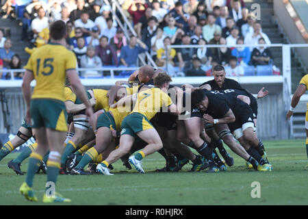 I giocatori di Nuova Zelanda e Australia a competere in scrum durante il 2018 Bledisloe Rugby test match tra la Nuova Zelanda e l'Australia al Nissan Stadium di Yokohama Kanagawa, Giappone il 27 ottobre 2018. (Foto di AFLO) Foto Stock