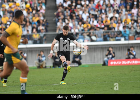 Beauden Barrett di Nuova Zelanda calci la palla durante il 2018 Bledisloe Rugby test match tra la Nuova Zelanda e l'Australia al Nissan Stadium di Yokohama Kanagawa, Giappone il 27 ottobre 2018. (Foto di AFLO) Foto Stock