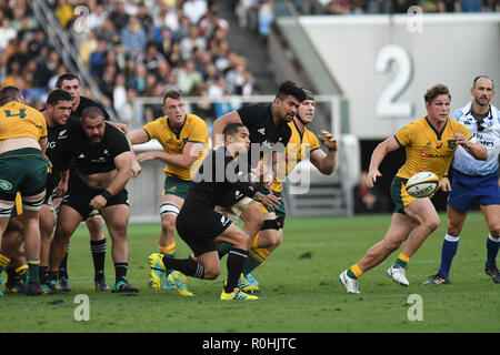 Aaron Smith di Nuova Zelanda passa la palla durante il 2018 Bledisloe Rugby test match tra la Nuova Zelanda e l'Australia al Nissan Stadium di Yokohama Kanagawa, Giappone il 27 ottobre 2018. (Foto di AFLO) Foto Stock