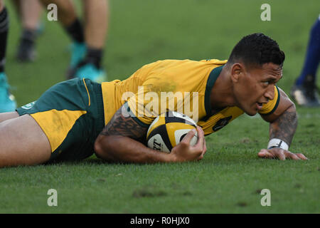 Israele Folau di punteggi in Australia a provare durante il 2018 Bledisloe Rugby test match tra la Nuova Zelanda e l'Australia al Nissan Stadium di Yokohama Kanagawa, Giappone il 27 ottobre 2018. (Foto di AFLO) Foto Stock