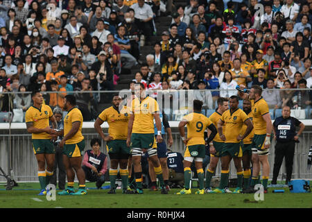 I giocatori di Australia sguardo sconsolato durante il 2018 Bledisloe Rugby test match tra la Nuova Zelanda e l'Australia al Nissan Stadium di Yokohama Kanagawa, Giappone il 27 ottobre 2018. (Foto di AFLO) Foto Stock