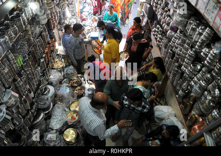 (181105) -- JAMMU, nov. 5, 2018 (Xinhua) -- la gente compra utensili presso un negozio durante il festival Dhanteras in Jammu, capitale invernale di Indiano-Kashmir controllata, su nov. 5, 2018. Devoti indù acquistare gioielli e utensili in occasione del Dhanteras, che si celebra in anticipo del Diwali, la festa indù delle luci. (Xinhua/Stringer) (psw) Foto Stock