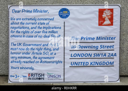 Westminster, Londra, UK, 5 novembre 2018. La petizione su una cartolina di grandi dimensioni stampa. Manifestanti formano una catena umana da Downing Street fino a Piazza del parlamento di Westminster, l'ultimo miglio' una lobby di massa in Westminster è organizzato da anti-Brexit organizzazione. I tre milioni, evidenziando che nessun accordo di ritiro è stato ancora pubblicato in materia di cittadini dell' Unione europea nel Regno Unito. Credito: Imageplotter News e sport/Alamy Live News Foto Stock