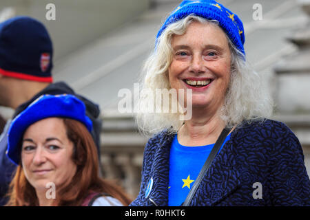 Westminster, Londra, UK, 5 novembre 2018. Manifestanti formano una catena umana da Downing Street fino a Piazza del parlamento di Westminster. ;L'ultimo miglio' Hall di massa in Westminster è organizzato da anti-Brexit organizzazione i tre milioni e altri, mettendo in evidenza il fatto che nessun accordo di ritiro è stato ancora pubblicato in materia di cittadini dell' Unione europea nel Regno Unito. Credito: Imageplotter News e sport/Alamy Live News Foto Stock