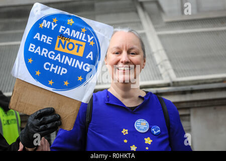 Westminster, Londra, UK, 5 novembre 2018. Manifestanti formano una catena umana da Downing Street fino a Piazza del parlamento di Westminster. ;L'ultimo miglio' Hall di massa in Westminster è organizzato da anti-Brexit organizzazione i tre milioni e altri, mettendo in evidenza il fatto che nessun accordo di ritiro è stato ancora pubblicato in materia di cittadini dell' Unione europea nel Regno Unito. Credito: Imageplotter News e sport/Alamy Live News Foto Stock