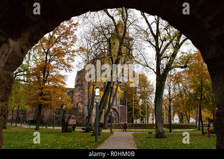 Bad Hersfeld, Germania. 05 Nov, 2018. La rovina della collegiata, sede del festival a Hersfeld. La sessantanovesima edizione del festival si svolge dal 05.07.2019 al 01.09.2019. Credito: Swen Pförtner/dpa/Alamy Live News Foto Stock