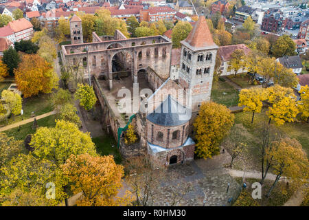 Bad Hersfeld, Germania. 05 Nov, 2018. La rovina della collegiata, sede del festival a Hersfeld. La sessantanovesima edizione del festival va dal 05.07.2019 al 01.09.2019. (Foto aeree con un drone) Credito: Swen Pförtner/dpa/Alamy Live News Foto Stock