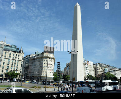 Buenos Aires, Argentina. Il giorno 08 Febbraio, 2018. L'obelisco di Buenos Aires è un 67 metro alto monumento costruito nel 1936 nella città di Buenos Aires. L'obelisco eretto nel maggio 1936 in occasione del quattrocentesimo anniversario della fondazione della città. Essa sorge in un ampio spazio aperto sul viale Avenida 9 de Julio nella Plaza de la Républica. Credito: Holger Hollemann/dpa/Alamy Live News Foto Stock