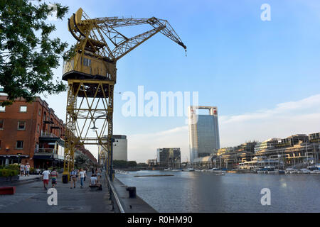 Buenos Aires, Argentina. 09Feb, 2018. Storico impianti gru sulla banchina a Rio Dique in Buenos Aires. Credito: Holger Hollemann/dpa/Alamy Live News Foto Stock