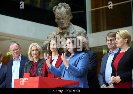 05 novembre 2018, Berlin: Andrea Nahles (M), presidentessa del DOCUP, ha fatto una dichiarazione in presenza dei membri del comitato esecutivo dopo la riunione del DOCUP comitato esecutivo in occasione di una conferenza stampa presso il Willy Brandt House sulla conclusione della conferenza di chiusura del DOCUP leadership federale. L-R: L-r: Stephan Weil, Ministro Presidente del Land della Bassa Sassonia, Manuela Schwesig, Ministro Presidente del Land Meclemburgo-Pomerania occidentale, Katarina Orzo, Ministro federale della giustizia, Andrea Nahles, Presidentessa, Ralf Stegner, Vice Presidente e Franziska Giffey, ministro federale per la famiglia un Foto Stock