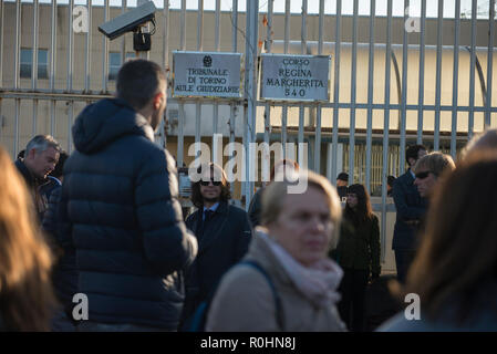 Torino Piemonte, Italia. 23 Ott, 2018. Torino, Italy-October 23, 2018: audizione preliminare del processo per i fatti di Piazza San Carlo, dove il 3 giugno 2017 durante la proiezione su maxi schermo della finale di Champions League, una serie di ondate di panico tra i numerosi tifosi bianconeri ha causato il ferimento di 1527 persone a causa delle schegge di bottiglie di vetro, la morte di Erika Pioletti e un altro è stato paralizzato. Credito: Stefano Guidi/ZUMA filo/Alamy Live News Foto Stock