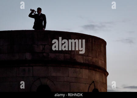 Londra, Regno Unito. 4 Nov 2018. Al di là di approfondimento Ombra: Torre di Londra display luminoso e sonoro segna il centenario della fine della Prima Guerra Mondiale. Credito: Guy Corbishley/Alamy Live News Foto Stock