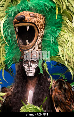 Londra, Regno Unito. 5 novembre 2018. Mexican uomo vestito per la 'Day di morti il Messico stand alla fiera WTM al centro Excel London REGNO UNITO 05/11/2018 Credit: Martyn Goddard/Alamy Live News Foto Stock