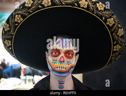 Londra, Regno Unito. 5 novembre 2018. Mexican uomo vestito per la 'Day di morti il Messico stand alla fiera WTM al centro Excel London REGNO UNITO 05/11/2018 Credit: Martyn Goddard/Alamy Live News Foto Stock