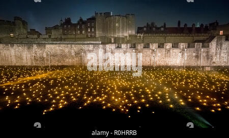 Londra, Regno Unito. 4 Nov 2018. Al di là di approfondimento Ombra: Torre di Londra display luminoso e sonoro segna il centenario della fine della Prima Guerra Mondiale. Credito: Guy Corbishley/Alamy Live News Foto Stock