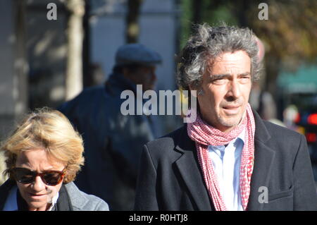 Parigi, Francia. 5 novembre 2018. Celebrità francese di partecipare alla cerimonia per la morte di Philippe Gildas, TV francese animatore. Crematorio del cimitero di Pere Lachaise di Parigi, Francia. Il 5 novembre 2018. 13h30. ALPHACIT NEWIM / Alamy Live News Credito: Alphacit NEWIM/Alamy Live News Foto Stock