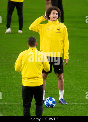 Madrid, Spagna. 05 Nov, 2018. Calcio: Champions League, gruppo A, prima della quarta giornata nello stadio di Wanda Metropolitano. Dortmund Paco Alcácer (anteriore) e Axel Witsel parlare durante il corso di formazione. Credito: Bernd Thissen/dpa/Alamy Live News Foto Stock