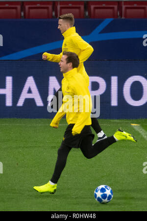 Madrid, Spagna. 05 Nov, 2018. Calcio: Champions League, gruppo A, prima della quarta giornata nello stadio di Wanda Metropolitano. Dortmund il Marco Reus (retro) e Mario Götze corrono fianco a fianco nel corso di formazione. Credito: Bernd Thissen/dpa/Alamy Live News Foto Stock