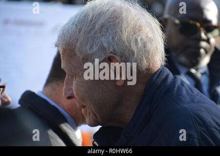 Parigi, Francia. 5 novembre 2018. (Patrick Poivre d'Arvor francese il presentatore TV).celebrità francese di partecipare alla cerimonia per la morte di Philippe Gildas, TV francese animatore. Crematorio del cimitero di Pere Lachaise di Parigi, Francia. Il 5 novembre 2018. 13h30. ALPHACIT NEWIM / Alamy Live News Credito: Alphacit NEWIM/Alamy Live News Foto Stock