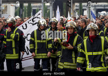 Lione, Francia, 5 Novembre 2018: arrabbiato sono i vigili del fuoco si vede in Lione centro-orientale (Francia) il 5 novembre 2017 come essi marzo per protestare contro entrambi bassi iscrizione e disastrose condizioni di lavoro. Foto di credito: Serge Mouraret/Alamy Live News Foto Stock